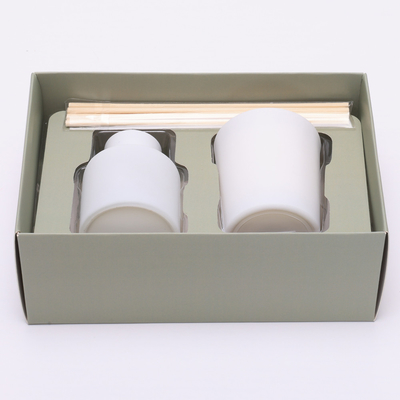 50ml Matte White Bottle Reed Diffuser met Houten GLB Bemerkte Kaarsen wordt geplaatst die