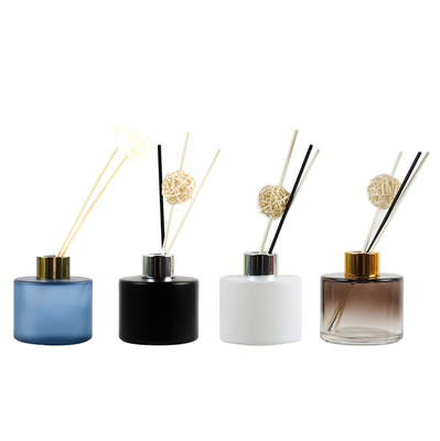 De Blauwe Witte Bemerkte Reed Diffuser In Rose And Oud Geur van Capri