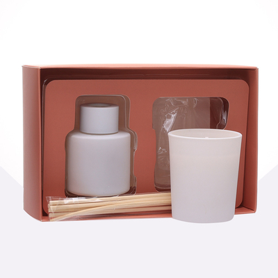 50ml Matte White Bottle Reed Diffuser met Houten GLB Bemerkte Kaarsen wordt geplaatst die