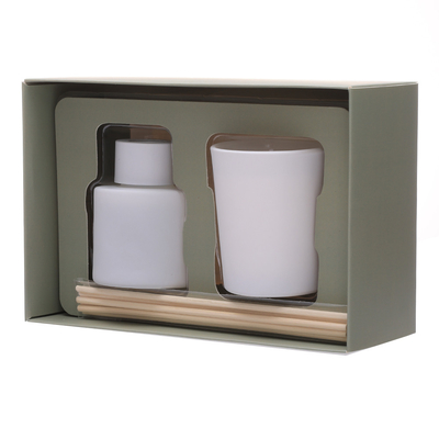 50ml Matte White Bottle Reed Diffuser met Houten GLB Bemerkte Kaarsen wordt geplaatst die