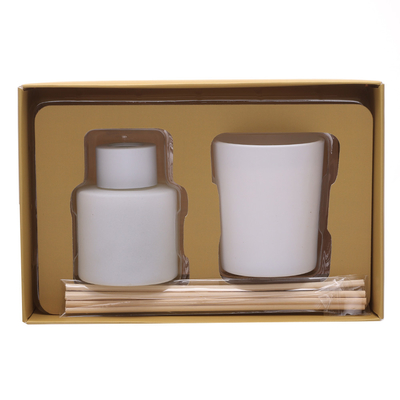 50ml Matte White Bottle Reed Diffuser met Houten GLB Bemerkte Kaarsen wordt geplaatst die