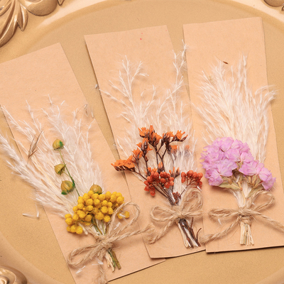Het Graswelriekend mengsel van gedroogde bloemen en kruiden 43*15cm van Pampas van de Oppzak Natuurlijk Droog