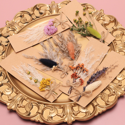 Het Graswelriekend mengsel van gedroogde bloemen en kruiden 43*15cm van Pampas van de Oppzak Natuurlijk Droog