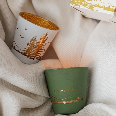 Groene Witte Hol silhouetteert uit de Sojawas Tealight van de Kopkruik bemerkte Kaarsen