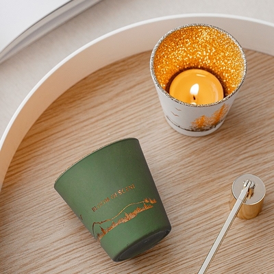 Groene Witte Hol silhouetteert uit de Sojawas Tealight van de Kopkruik bemerkte Kaarsen