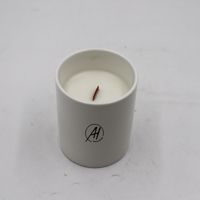 De aromasensatie bemerkte Witte Ceramische Kaars met Houten Wiek
