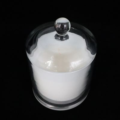 Rose Vanilla White Associates Aromatherapy-de Kaars voor Bad wordt geplaatst en de Carrosserieën die ontspannen