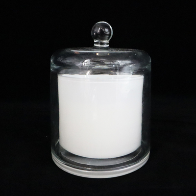 Rose Vanilla White Associates Aromatherapy-de Kaars voor Bad wordt geplaatst en de Carrosserieën die ontspannen