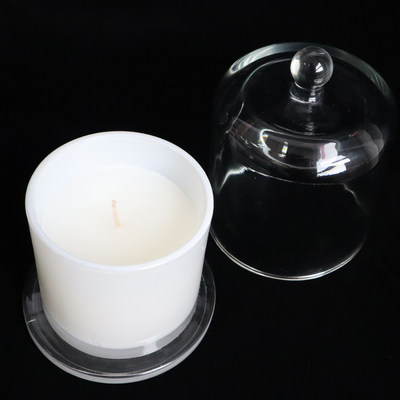 Rose Vanilla White Associates Aromatherapy-de Kaars voor Bad wordt geplaatst en de Carrosserieën die ontspannen