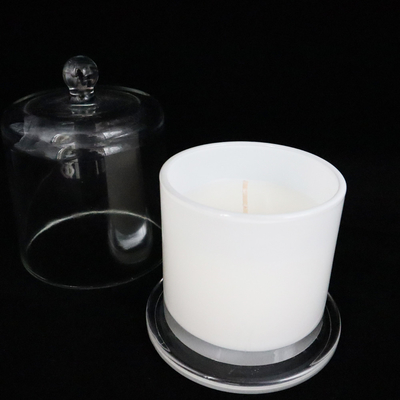 Rose Vanilla White Associates Aromatherapy-de Kaars voor Bad wordt geplaatst en de Carrosserieën die ontspannen