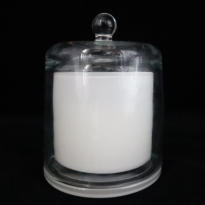 Rose Vanilla White Associates Aromatherapy-de Kaars voor Bad wordt geplaatst en de Carrosserieën die ontspannen