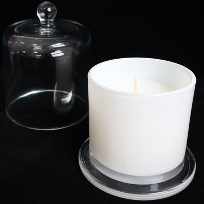Rose Vanilla White Associates Aromatherapy-de Kaars voor Bad wordt geplaatst en de Carrosserieën die ontspannen