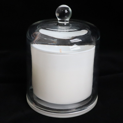 Rose Vanilla White Associates Aromatherapy-de Kaars voor Bad wordt geplaatst en de Carrosserieën die ontspannen