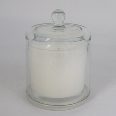 Rose Vanilla White Associates Aromatherapy-de Kaars voor Bad wordt geplaatst en de Carrosserieën die ontspannen