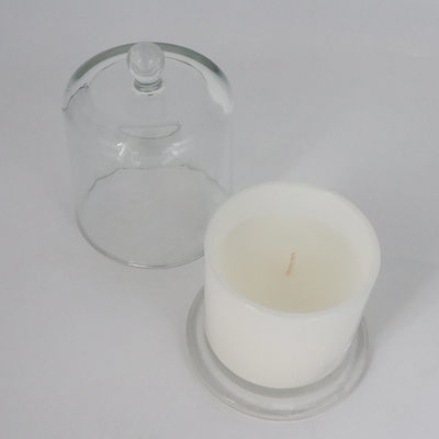 Rose Vanilla White Associates Aromatherapy-de Kaars voor Bad wordt geplaatst en de Carrosserieën die ontspannen