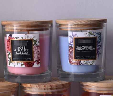 Van het het Suikergoedglas van het aromahuis Rode die de Kaarsdouane met houten deksel wordt bemerkt
