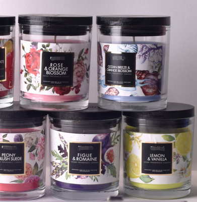 Van het het Suikergoedglas van het aromahuis Rode die de Kaarsdouane met houten deksel wordt bemerkt