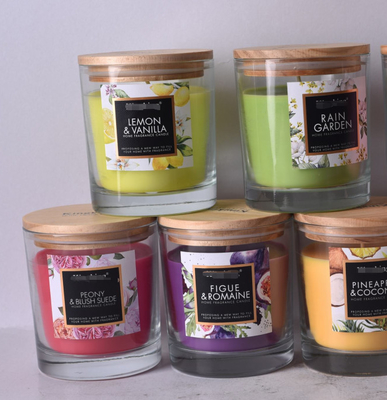 Van het het Suikergoedglas van het aromahuis Rode die de Kaarsdouane met houten deksel wordt bemerkt