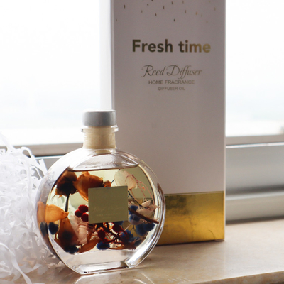 De Luxegift van aromareed diffuser 100ml met Bruine Droge Bloem wordt geplaatst die