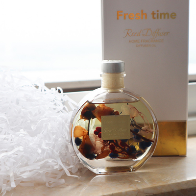De Luxegift van aromareed diffuser 100ml met Bruine Droge Bloem wordt geplaatst die