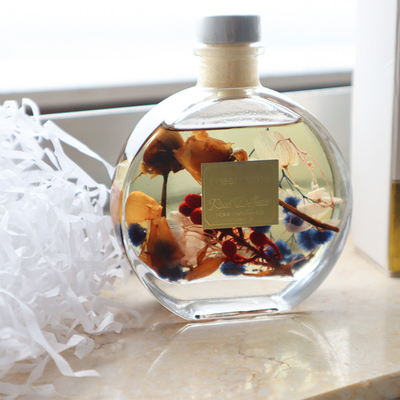 De Luxegift van aromareed diffuser 100ml met Bruine Droge Bloem wordt geplaatst die