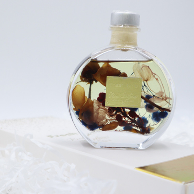 De Luxegift van aromareed diffuser 100ml met Bruine Droge Bloem wordt geplaatst die