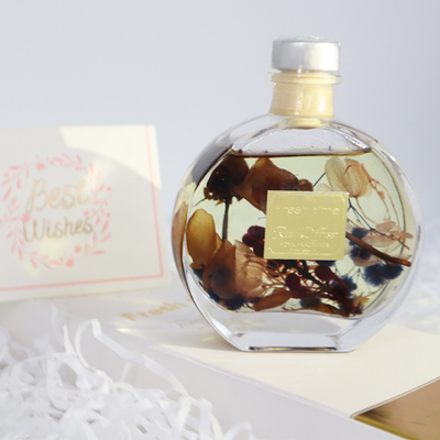 De Luxegift van aromareed diffuser 100ml met Bruine Droge Bloem wordt geplaatst die