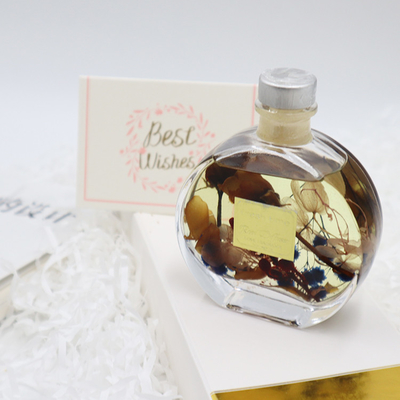 De Luxegift van aromareed diffuser 100ml met Bruine Droge Bloem wordt geplaatst die