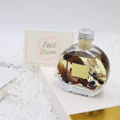 De Luxegift van aromareed diffuser 100ml met Bruine Droge Bloem wordt geplaatst die