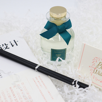 De Luxegift van aromareed diffuser 126ml met Groen Lint en Douaneetiket wordt geplaatst dat