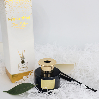 Gift van de de Flessenluxe van aromareed diffuser 100ml de Zwarte die met Gouden Deksel wordt geplaatst