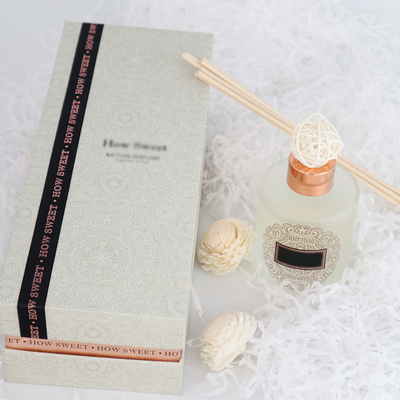 Aroma Reed Diffuser Luxury 126ml om Flessengift met Sola Flower wordt geplaatst dat