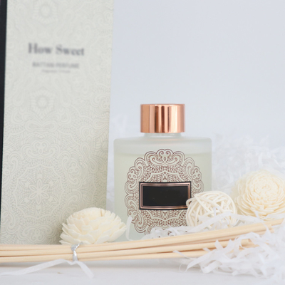 Aroma Reed Diffuser Luxury 126ml om Flessengift met Sola Flower wordt geplaatst dat