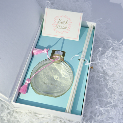 De Luxegift van aromareed diffuser 130ml met Roze Knoop en Stijve Doos wordt geplaatst die