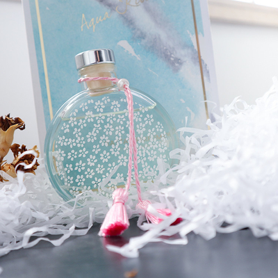 De Luxegift van aromareed diffuser 130ml met Roze Knoop en Stijve Doos wordt geplaatst die