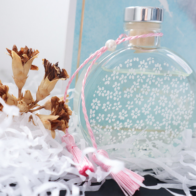De Luxegift van aromareed diffuser 130ml met Roze Knoop en Stijve Doos wordt geplaatst die
