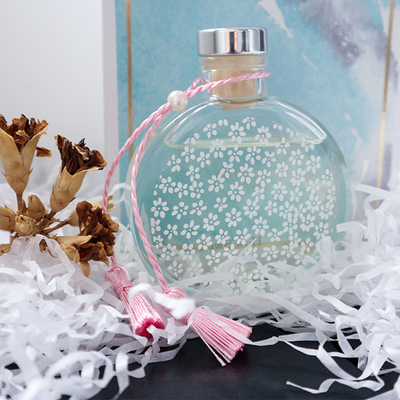 De Luxegift van aromareed diffuser 130ml met Roze Knoop en Stijve Doos wordt geplaatst die