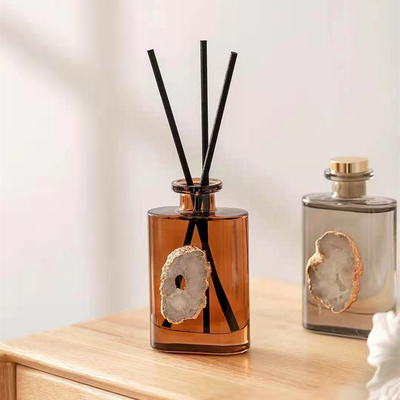 Bruine die de Luxegift van aromareed diffuser 180ml met Witte Shell Decoration wordt geplaatst
