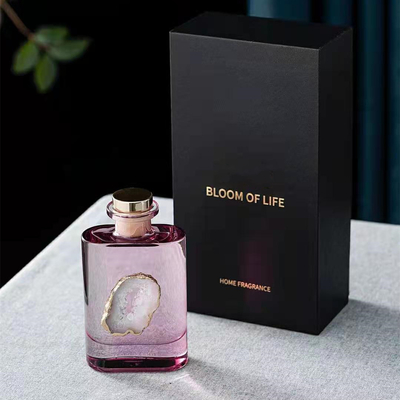 Bruine die de Luxegift van aromareed diffuser 180ml met Witte Shell Decoration wordt geplaatst