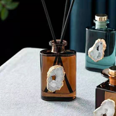 Bruine die de Luxegift van aromareed diffuser 180ml met Witte Shell Decoration wordt geplaatst