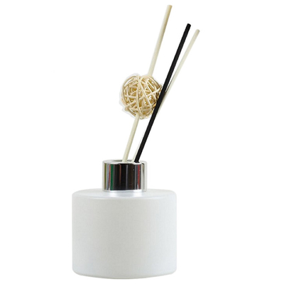 De Blauwe Witte Bemerkte Reed Diffuser In Rose And Oud Geur van Capri