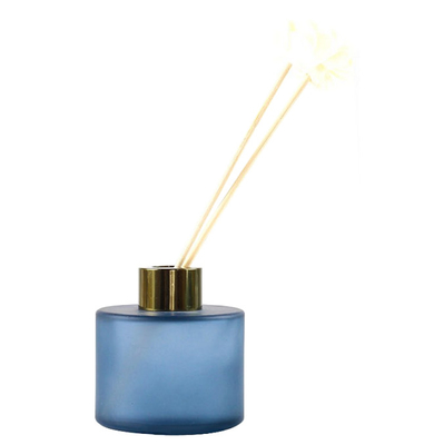 De Blauwe Witte Bemerkte Reed Diffuser In Rose And Oud Geur van Capri
